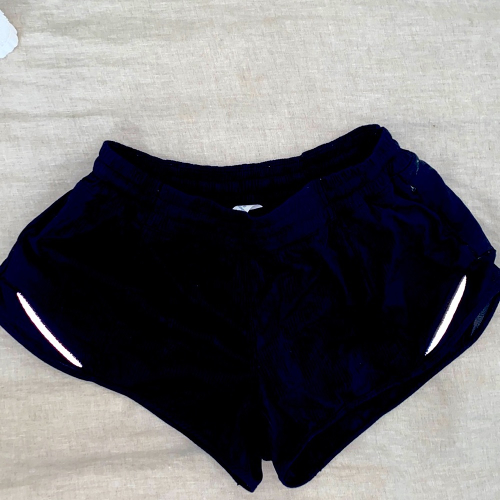 Lululemon 2.5 inch Hotty Hots black shorts in a size 8.